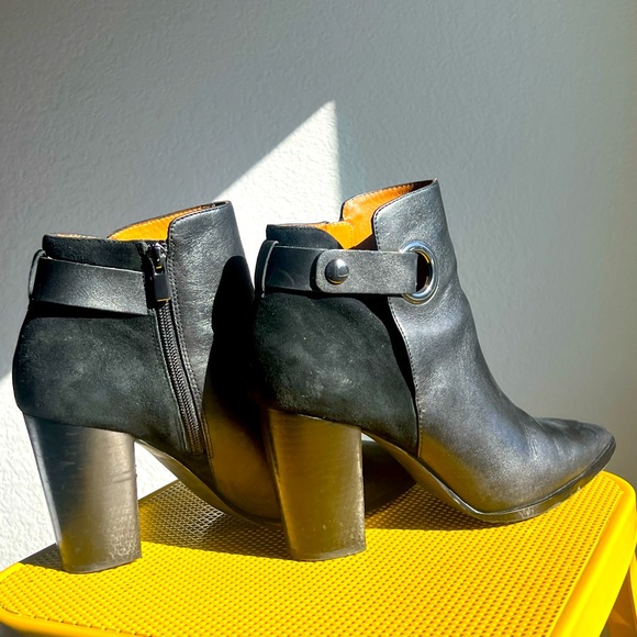 Black leather and suede booties. Size 10 - Picture 4 of 6
